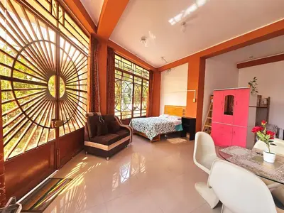 a living room with a window and a bedroom at Familiar 1er piso in La Merced