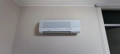 a air conditioner on a wall in a room at Casa Oasis Meneses in Ica