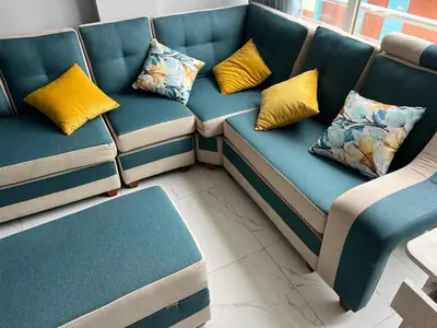a blue couch with pillows on it in a room at Alojamiento ideal Equipado in Huancayo