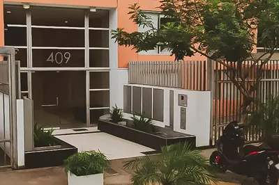 a building with a motorcycle parked in front of it at Apartamento cómodo con piscina en el Centro Histórico, Lima in Lima