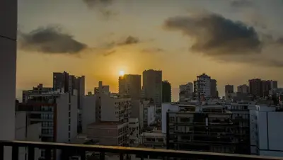 a view of a city skyline with the setting sun at e-t*| Apartamento vista espectacular in Lima