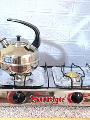 a tea kettle on top of a gas stove at Habitación a 15 min del Aeropuerto in Lima