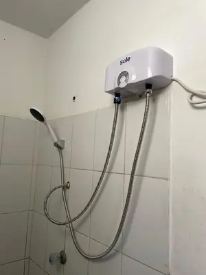 a shower head on a wall in a bathroom at Habitación a 15 min del Aeropuerto in Lima