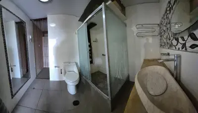 a bathroom with a shower and a toilet and a tub at Dormitorio con baño privado a 25 minutos del Apto in Lima
