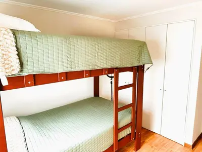 a bunk bed in a small room with a bunk bedutenewayangering at Departamento en Miraflores - Av Pardo Jose in Lima