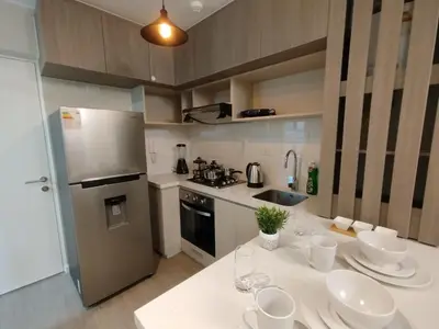 a kitchen with a white counter top and a refrigerator at Apartamento de ensueño in Lima