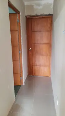a hallway with two wooden doors in a room at HABITACIÓN PRIVADA En Casa a 13 minutos Acceso A Baño, Cocina Y Comedor Compartido in Lima