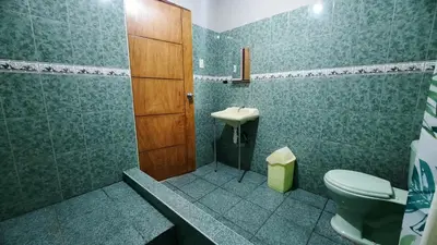 a bathroom with a toilet and a sink at HABITACIÓN PRIVADA En Casa a 13 minutos Acceso A Baño, Cocina Y Comedor Compartido in Lima