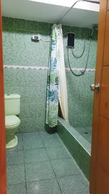 a bathroom with a shower with a toilet and a shower curtain at HABITACIÓN PRIVADA En Casa a 13 minutos Acceso A Baño, Cocina Y Comedor Compartido in Lima