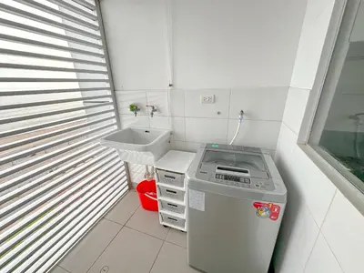 a small kitchen with a sink and a washing machine at Exclusivo con vista al mar - Blue Ocean in Lima