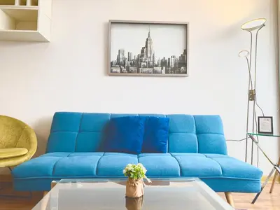 a blue couch in a living room with a table at Apartamento exclusivo a un paso de San Isidro in Lima