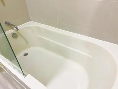 a white bath tub with a glass door at Apartamento exclusivo a un paso de San Isidro in Lima