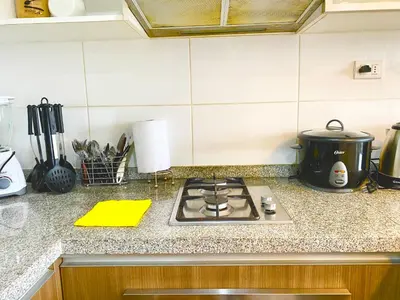 a kitchen counter top with a stove top oven at Apartamento exclusivo a un paso de San Isidro in Lima