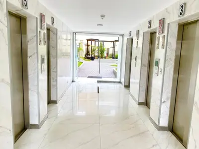a hallway in a building with a door open at Apartamento exclusivo a un paso de San Isidro in Lima