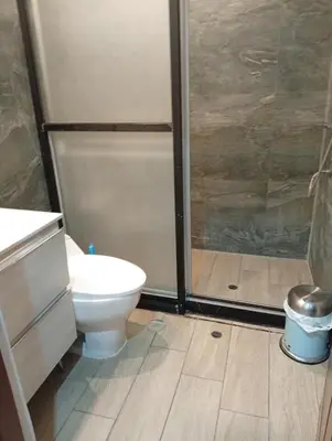 a bathroom with a shower and a toilet at Si buscas un lugar para tu familia in Cusco