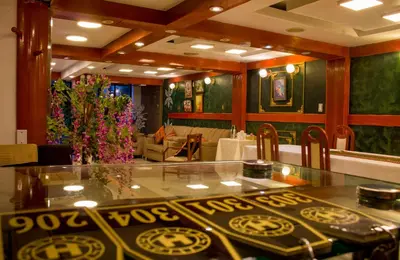 a lobby with a restaurant with a table and chairs at Avraham Hotels in Machu Picchu