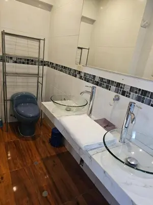a bathroom with two sinks and a toilet at CasaHotel Chaclacayo in Chaclacayo