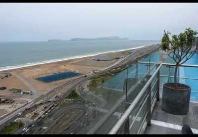 a view of the beach from the top of a building at Apartamento familiar 3 habitaciones, piscina cerca a Miraflores in Lima