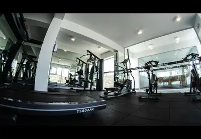 a gym with several tread machines in a room at Apartamento familiar 3 habitaciones, piscina cerca a Miraflores in Lima