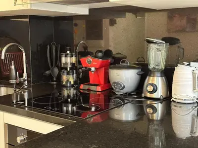 a kitchen counter with a blender and other appliances at Apartamento familiar 3 habitaciones, piscina cerca a Miraflores in Lima