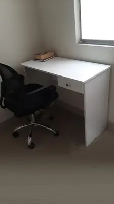 a white desk with a black chair and a window at Departamento 3 cuartos frente al mar en San Miguel, Peru in Lima