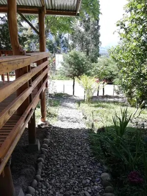 a garden with a wooden fence and a walkway at Cabaña con linda vista en Oxapampa in Oxapampa