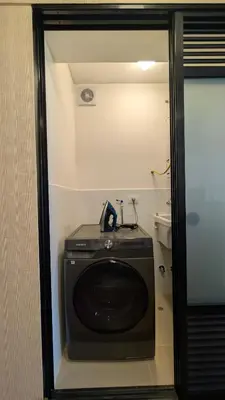 a small room with a television in a bathroom at Descanso en Oscuridad Absoluta in Lima