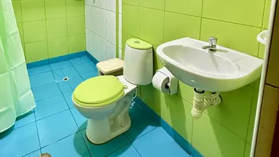 a bathroom with a toilet and a sink at WIFI Rápido A 20 min del Aeropuerto de Lima in Lima