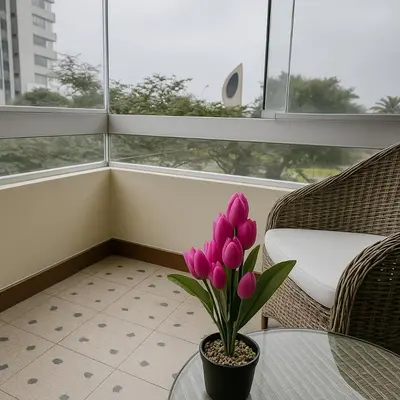 a vase with purple flowers on a table in a room at Bella vista al mar y Larcomar - Miraflores in Lima