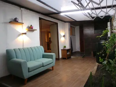 a living room with a blue couch in a room at Apartamento Céntrico in Cusco