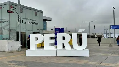 a large white sign in front of a building at Habitación privada a 20 min del aeropuerto de Lima in Lima