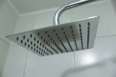 a shower blade is hanging from a shower head at Hermoso apartamento cerca al estadio San Marcos y el Aeropuerto in Lima