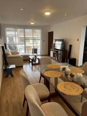 a living room with a table and chairs at Amplio y acogedor departamento de 130m2 - 2do piso in Lima