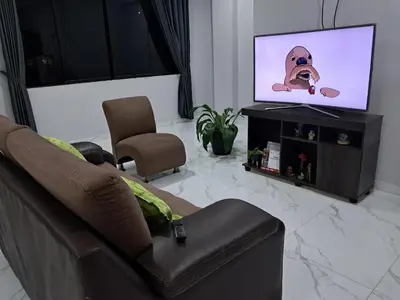 a living room with a tv with a dog on the screen at Alojamiento Flower House in San Antonio