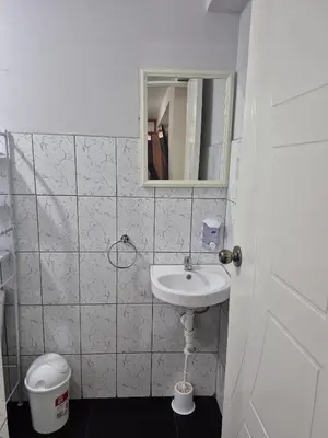 a bathroom with a sink and a mirror at Habitación privada 2do piso cerca a la Plaza Constitución in Huancayo
