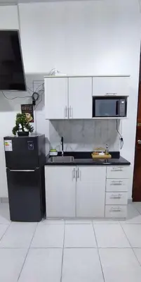 a kitchen with a black refrigerator and a microwave at Monoambiente Parque Naranjal B, a 20 minutos del Aeropuerto - Hasta 3 huéspedes in Lima