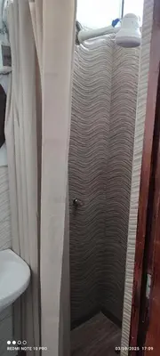 a shower in a bathroom with a shower curtain at Monoambiente Parque Naranjal B, a 20 minutos del Aeropuerto - Hasta 3 huéspedes in Lima