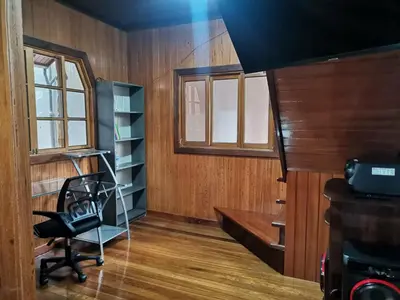 an office with a desk and a chair in a room at La Cabaña del Tony in Villa Rica