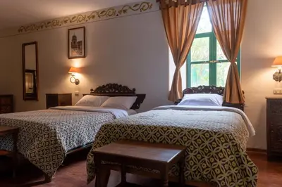 a bedroom with two beds and a window at Hospedaje La Florida in Urubamba