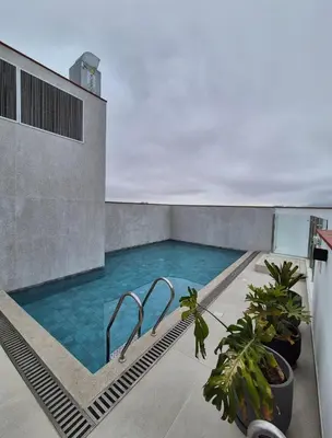 a swimming pool on the roof of a building at Hermoso apartamento in Lima