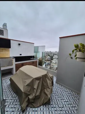 a kitchen with a table on top of a balcony at Hermoso apartamento in Lima