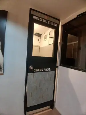 a door with a sign that reads universal studios at Freestyle Home in Lima