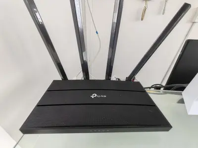 a black router sitting on top of a desk at Confortable con vista al mar de Naplo, Pucusana in Pucusana