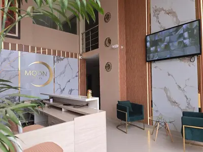 a lobby with a tv and a desk and a chair at MOON Edificio in San Vicente de Cañete
