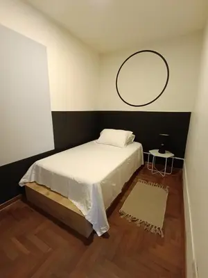 a bedroom with a bed and a mirror on the wall at iStay 2D a 1 cuadra del Malecon in Lima