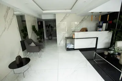 a living room with two chairs and a table at iStay Nuevo 2D 2B Balcón in Lima