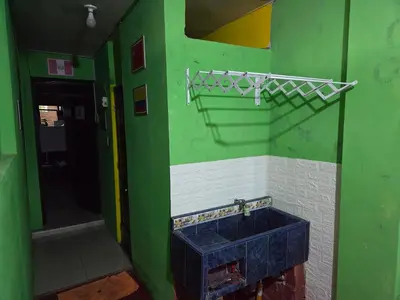 a green and white wall with a sink in a room at Mar y luz in Lima