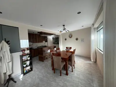 a dining room and kitchen with a table and chairs at Departamento de Estreno Amplio y Confortable in Ayacucho