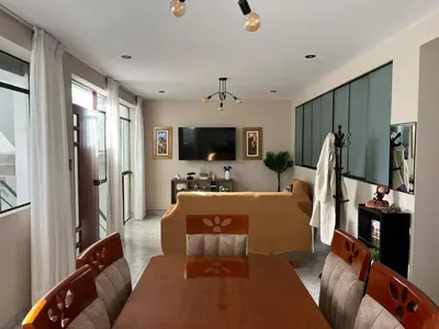 a dining room with a table and a couch at Departamento de Estreno Amplio y Confortable in Ayacucho