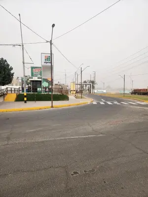 an empty street with a gas station on the corner at Apartamento duplex en ICA in Pueblo Nuevo